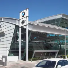 Salon MINI Madrid, część kompleksu BMW, gdzie można sprawdzić akcje serwisowe BMW.