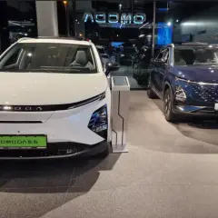 Biały i granatowy OMODA obok siebie. Wybór między hybrydą a elektrykiem staje się łatwiejszy.