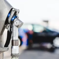 Dystrybutor paliwa, gotowy do tankowania samochodu. Ekologiczne rozwiązanie, jakim jest diesel na gaz, zyskuje na popularności.
