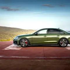 Zielony Audi RS4 na tle krajobrazu. Czy Audi jest drogie w utrzymaniu? Ten model sugeruje, że warto.