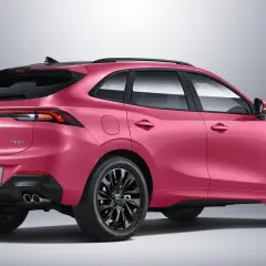 Różowy, nowy chiński SUV z czarnymi felgami i sportowym dyfuzorem.