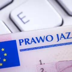 Polskie prawo jazdy na tle klawiatury. Dokument ważny w całej Unii Europejskiej, w tym w Czechach.