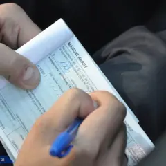 Ręka pisze mandat karny. Zastanawiasz się, ile czasu na zapłacenie mandatu? Sprawdź przepisy.