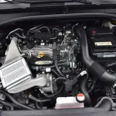 Silnik Toyoty 1.2 turbo, z widocznym intercoolerem i elementami układu dolotowego. Czasem pojawiają się awarie, ale ten silnik jest solidny.
