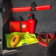 Apteczka, gaśnica, trójkąt i pasy. Brak gaśnicy to mandat, ale lepiej mieć wszystko, by uniknąć problemów.