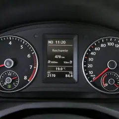 Zegary samochodu pokazują 470 km zasięgu, 2170 km przebiegu i 19°C. Taki przebieg samochodu jest dobry, bo auto jest jeszcze młode.