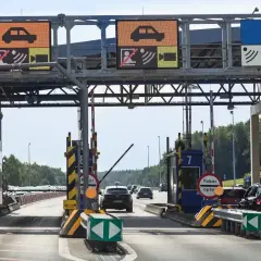Koniec podróży autostradą A4. Opłaty Katowice-Kraków pobierane na bramkach. Samochody czekają w kolejce.