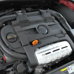 Silnik VW 1.4 TSI z widocznym logo TSI i osłoną.