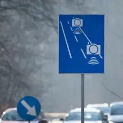 Niebieski znak informuje o odcinkowym pomiarze prędkości na A1. Uważaj na kamery!