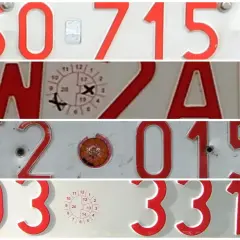 Czerwone tablice rejestracyjne z białymi literami: SO 715 B, WZAW, F2 0156, D3 3313.