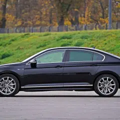 Czarny sedan, elegancki i przestronny, idealny na długie podróże. Co to znaczy mieć taki samochód? To komfort i styl.
