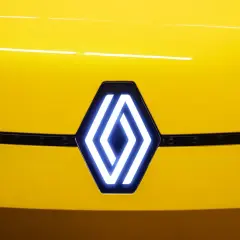 Nowe logo Renault świeci na żółtej masce samochodu.