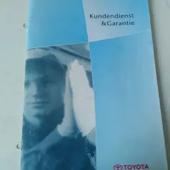 Karta serwisowa pojazdu Toyota z napisem "Kundendienst & Garantie". Widoczny fragment twarzy mechanika w białej rękawiczce.