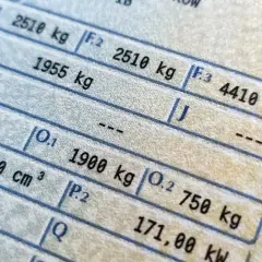 Fragment dowodu rejestracyjnego z danymi pojazdu, m.in. masa całkowita i dopuszczalna ładowność. Brak informacji o rodzaju paliwa w dowodzie rejestracyjnym.