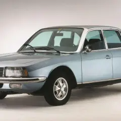 Niebieski sedan NSU Ro 80, znany z innowacyjnego silnika Wankla, w jakich autach stosowano ten nietypowy napęd.