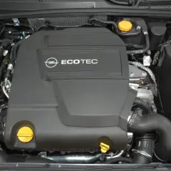 Silnik Ecotec, jeden z najgorszych silników benzynowych. Widok z góry na pokrywę silnika i elementy osprzętu.