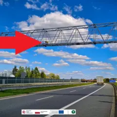 Czerwona strzałka wskazuje na bramownicę z systemem odcinkowego pomiaru prędkości na A4.
