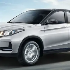 Biały SUV Fengon 500, czyli dfsk co to za marka, jedzie po drodze.