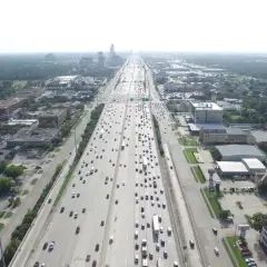 Widok z lotu ptaka na najszerszą autostradę na świecie, z wieloma pasami ruchu i samochodami.
