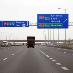 Droga ekspresowa S8 i autostrada A1, A2. Znaki drogowe pokazują kierunki do Poznania, Łodzi, Katowic, Gdańska i Wrocławia.