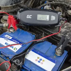 Ładowarka GC podłączona do akumulatora samochodowego. Wyświetlacz pokazuje 12.7V, co oznacza, że akumulator ładuje się na postoju.