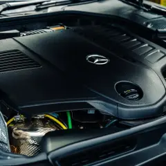 Silnik diesla Mercedes-Benz, idealny do miasta, z logo marki.