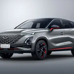 Nowoczesny, srebrny SUV OMODA 5 z czerwonymi akcentami. Omoda co to za marka? To nowy gracz na rynku motoryzacyjnym.
