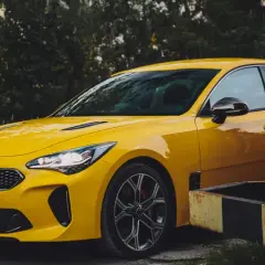 Żółty Kia Stinger, jeden z tych trudnych marek samochodów, które zaskakują osiągami.