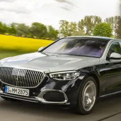 Lśniący, dwukolorowy Mercedes-Maybach S-Class, prawdopodobnie najdroższe auto w Polsce, sunie po drodze wśród kwitnących pól rzepaku.