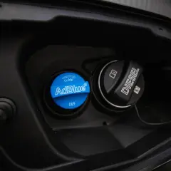 Dwa korki wlewu paliwa: niebieski z napisem AdBlue i DEF, czarny z napisem Diesel. AdBlue do jakich samochodów? Do diesli!