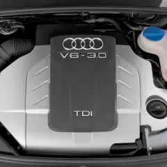 Silnik V6 3.0 TDI Audi. Widoczny rozrząd i elementy układu chłodzenia.