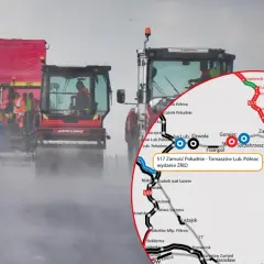 Budowa drogi ekspresowej S17 w deszczu. Maszyny drogowe pracują, a na mapie zaznaczono odcinek S17 Zamość Południe - Tomaszów Lub. Północ.