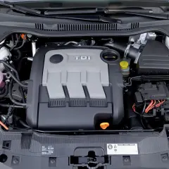 Silnik 1.4 TDI z widocznym osprzętem, akumulatorem i płynem chłodniczym.
