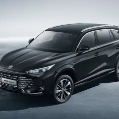 Elegancki, czarny SUV MG HS, jeden z chińskich samochodów marki, prezentuje się nowocześnie z chromowanym grillem i LED-owymi światłami.