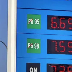 Cena benzyny 95 na tablicy to 6.69. Obok widnieje oznaczenie Pb 98 za 7.59.