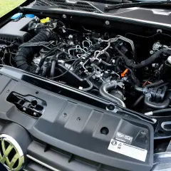 Silnik 2.0 TDI CR z widocznymi przewodami paliwowymi i elementami układu dolotowego.