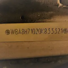Tabliczka z numerem VIN WBA8H71020K833321. Chcesz wiedzieć, jak sprawdzić normę Euro po VIN? Ten numer pomoże Ci to ustalić.