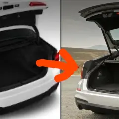 Porównanie bagażnika hatchbacka i sedana. Widok tyłu obu samochodów z otwartą klapą bagażnika.