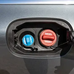 Dwa korki wlewu paliwa: czerwony z napisem DIESEL i niebieski z napisem AdBlue. Co to AdBlue? To płyn do redukcji emisji spalin w dieslach.
