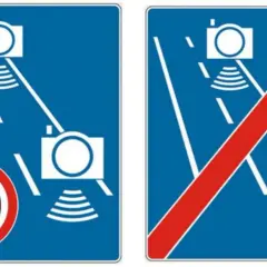 Znaki drogowe informujące o odcinkowym pomiarze prędkości. Lewy znak: ograniczenie do 70 km/h i kamery. Prawy znak: koniec odcinkowego pomiaru prędkości.