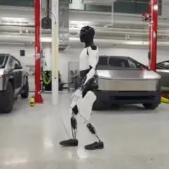 Optimus, robot Tesli, spaceruje obok Cybertrucków. Elon Musk marzy o przyszłości.