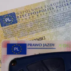 Dowód rejestracyjny z napisem "o2 w dowodzie rejestracyjnym" i prawo jazdy.