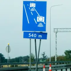 Znak informuje o odcinkowych pomiarach prędkości na A4. Za 540 m czeka Cię kontrola.