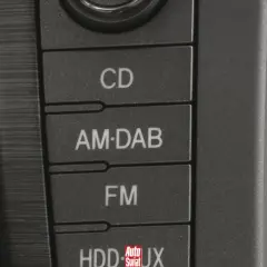 Przyciski radia samochodowego: CD, AM-DAB, FM, HDD/AUX. Czy wiesz, co to dab+? To cyfrowe radio.