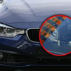 Jak rozpoznać nieoznakowany radiowóz? Zwróć uwagę na nietypowe anteny lub kamery zamontowane wewnątrz pojazdu, jak ta na zdjęciu.