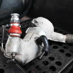 Element układu wydechowego z osłoną termiczną, gotowy do czyszczenia DPF bez demontażu.