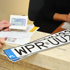 Dokumenty potrzebne do rejestracji samochodu z zagranicy: dowód rejestracyjny, karta pojazdu, tablice rejestracyjne.