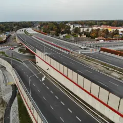 Nowa wschodnia obwodnica Warszawy z wielopoziomowymi węzłami i ekranami akustycznymi.