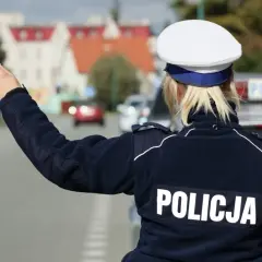 Policjantka kieruje ruchem, przypominając o tym, po jakim czasie kasują się punkty karne.