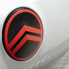 Nowe logo Citroëna w kolorze czarno-czerwonym, z charakterystycznymi jodełkami, zdobi białą karoserię samochodu.